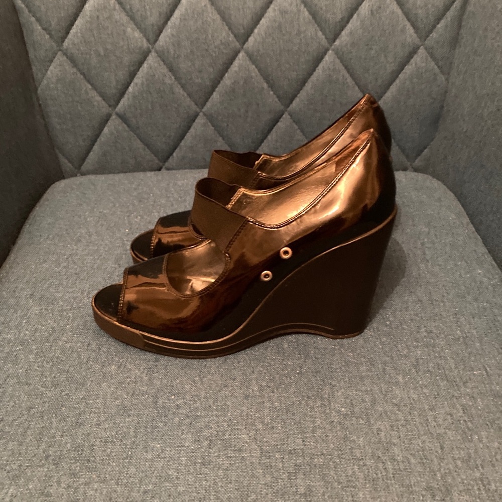 WoMen’s BCBGirls Wedge Glossy Lesley Sandals